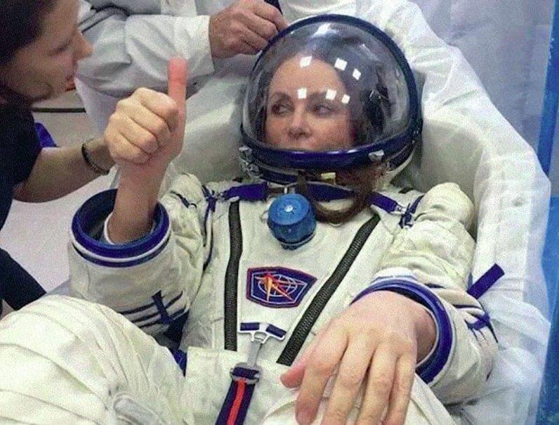Сара під час підготовки до польоту в космос